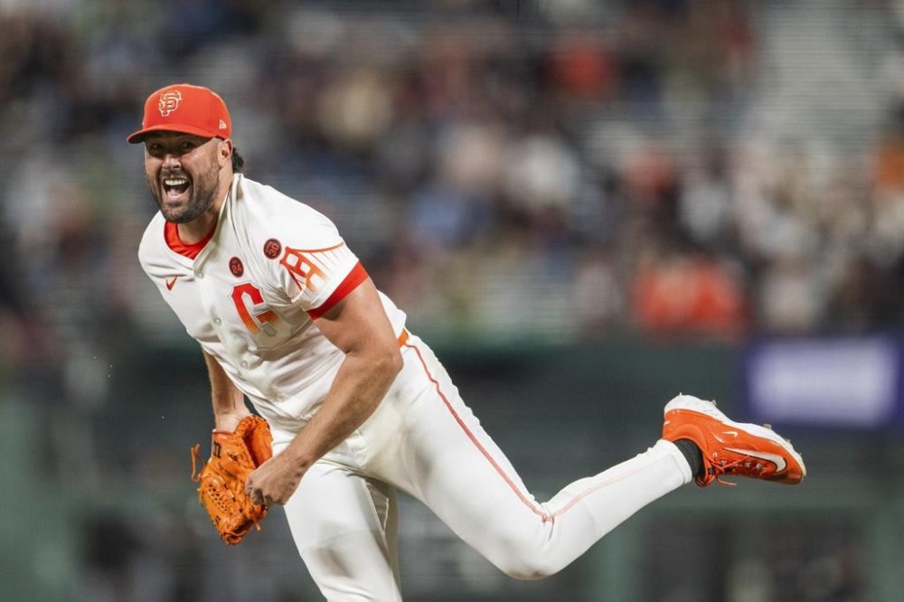 San Francisco Giants pitcher Robbie Ray reacts after throwing during the seventh inning of a baseball game against the Chicago White Sox in San Francisco, Tuesday, Aug. 20, 2024. (AP Photo/Nic Coury)