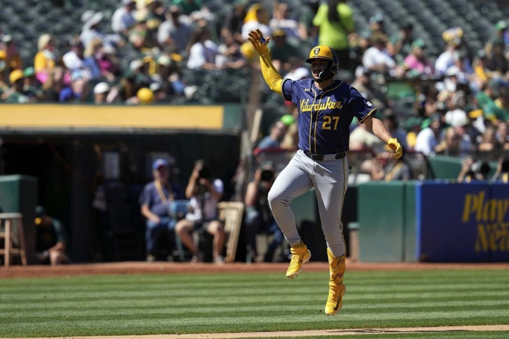 Milwaukee Brewers' Willy Adames celebrates after hitting a solo home run during the seventh inning of a baseball game against the Oakland Athletics, Sunday, Aug. 25, 2024, in Oakland, Calif. (AP Photo/Godofredo A. Vásquez)