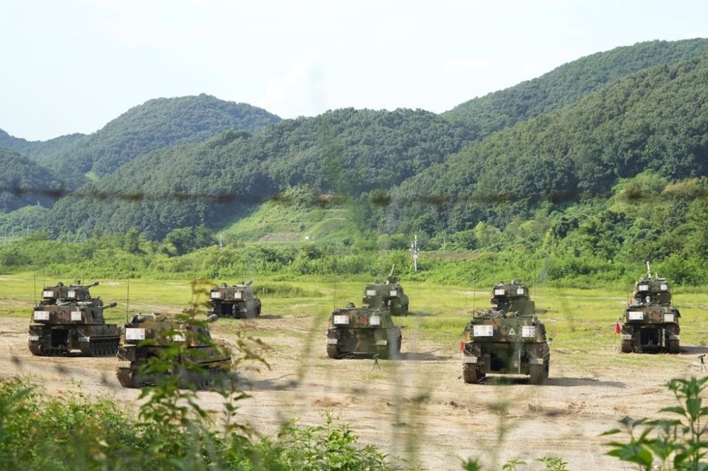 South Korean army's K-9 self-propelled howitzers take positions in Paju, South Korea, near the border with North Korea, Monday, Aug. 19, 2024. (AP Photo/Ahn Young-joon)