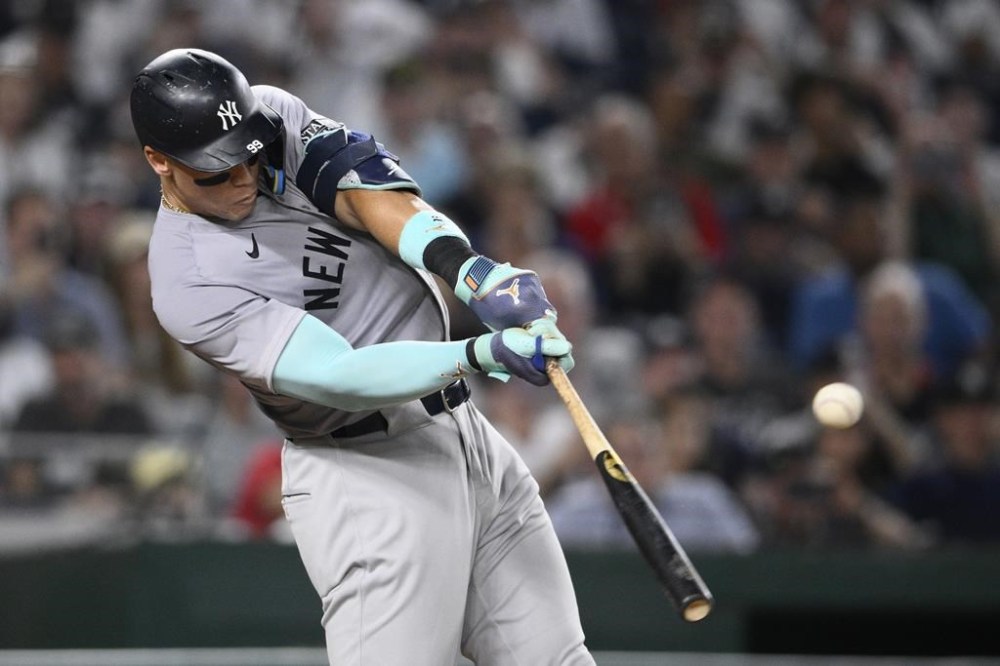 New York Yankees' Aaron Judge singles during the ninth inning of a baseball game against the Washington Nationals, Monday, Aug. 26, 2024, in Washington. (AP Photo/Nick Wass)