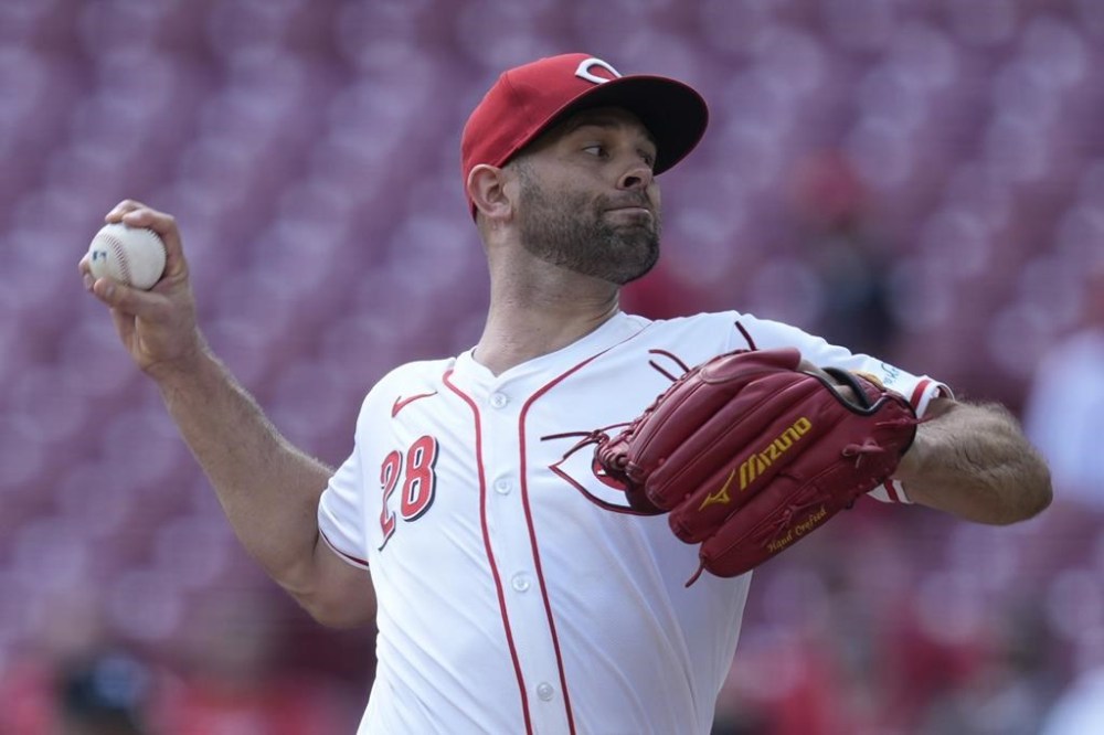 Cincinnati Reds starting pitcher Nick Martinez throws during the second inning of a baseball game against the Milwaukee Brewers, Friday, Aug. 30, 2024, in Cincinnati. (AP Photo/Carolyn Kaster)