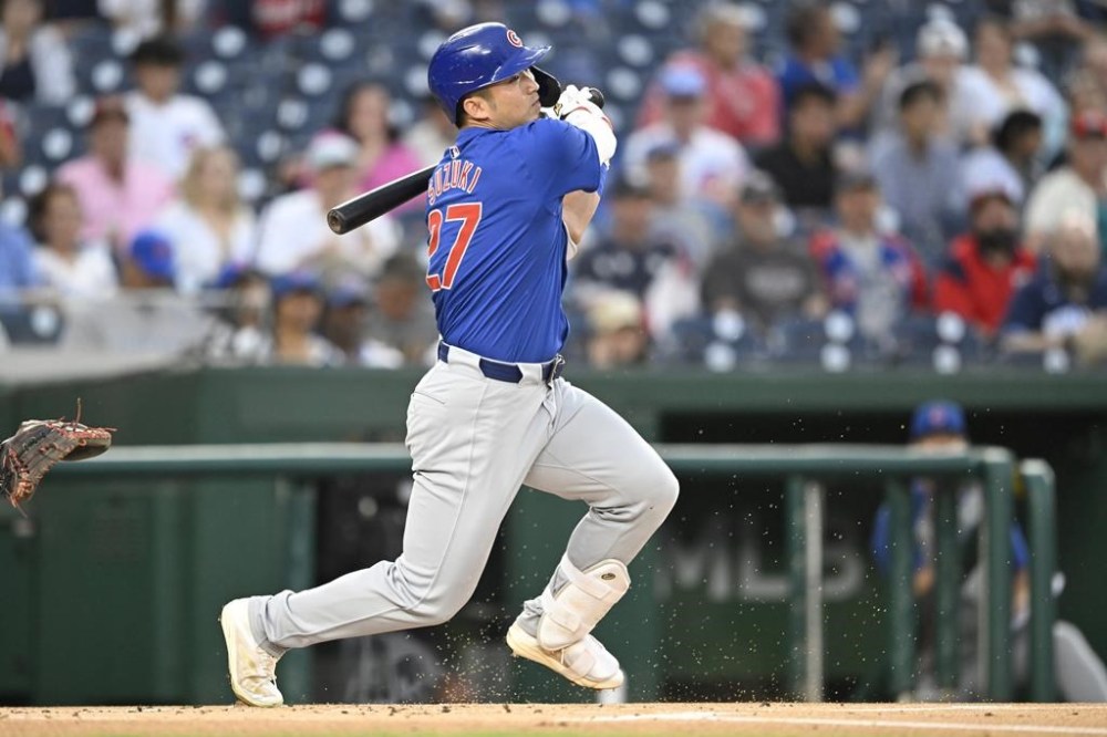 Chicago Cubs' Seiya Suzuki hits into a fielder's choice during the first inning of a baseball game, Friday, Aug. 30, 2024, in Washington. (AP Photo/John McDonnell)