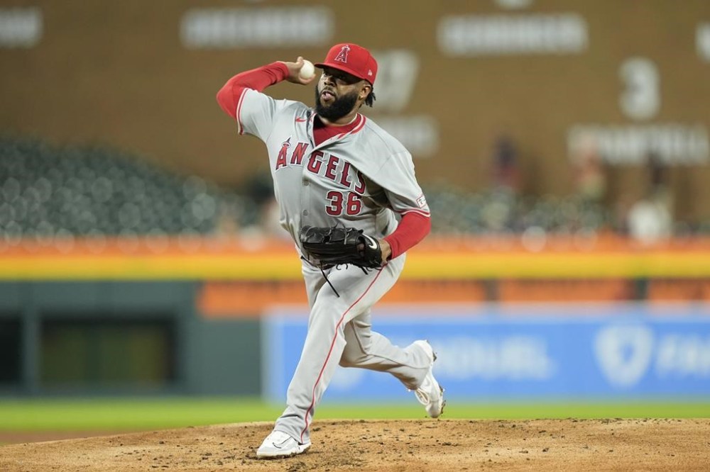 Los Angeles Angels starting pitcher Johnny Cueto throws during the first inning of a baseball game against the Detroit Tigers, Tuesday, Aug. 27, 2024, in Detroit. (AP Photo/Carlos Osorio)
