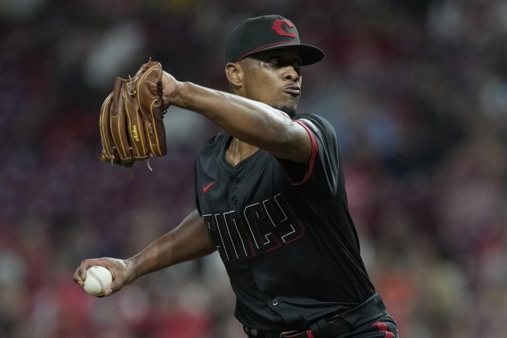 Cincinnati Reds pitcher Yosver Zulueta throws during the eighth inning of the second game of a baseball doubleheader, Friday, Aug. 30, 2024, in Cincinnati. The Brewers won 14-0. (AP Photo/Carolyn Kaster)