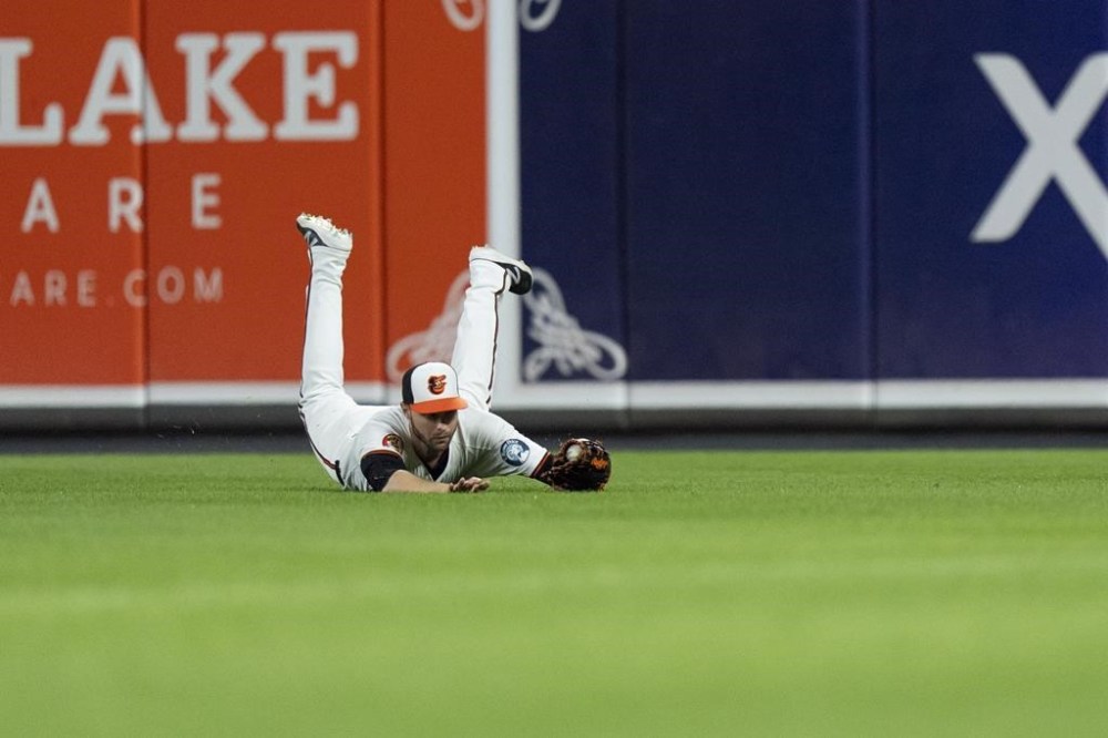 Baltimore Orioles right fielder Austin Slater makes a diving catch to get out Chicago White Sox's Lenyn Sosa during the ninth inning of a baseball game, Tuesday, Sept. 3, 2024, in Baltimore. (AP Photo/Stephanie Scarbrough)
