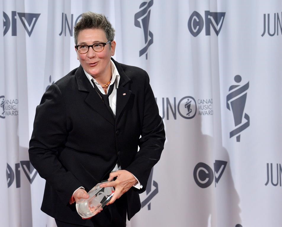 k.d. lang poses with the Juno after being inducted to the Canadian Music Hall of Fame during the 2013 Juno Gala, Dinner and Awards in Regina on Sunday, April 21, 2013. THE CANADIAN PRESS/Liam Richards