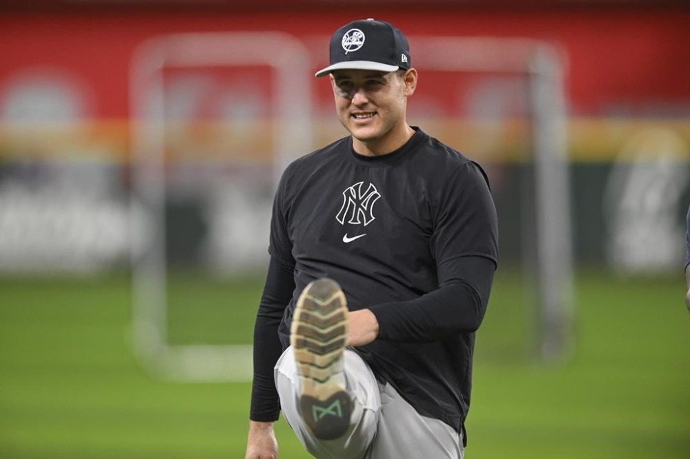 New York Yankees' Anthony Rizzo warms up before a baseball game against the Texas Rangers, Monday, Sept. 2, 2024, in Arlington, Texas. (AP Photo/Albert Pena)