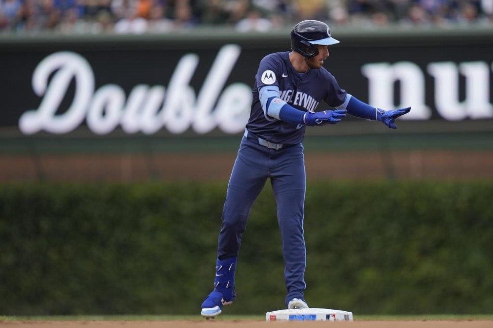 Chicago Cubs' Cody Bellinger gets to second on a double during the fourth inning of a baseball game against the New York Yankees, Friday, Sept. 6, 2024, in Chicago. (AP Photo/Erin Hooley)