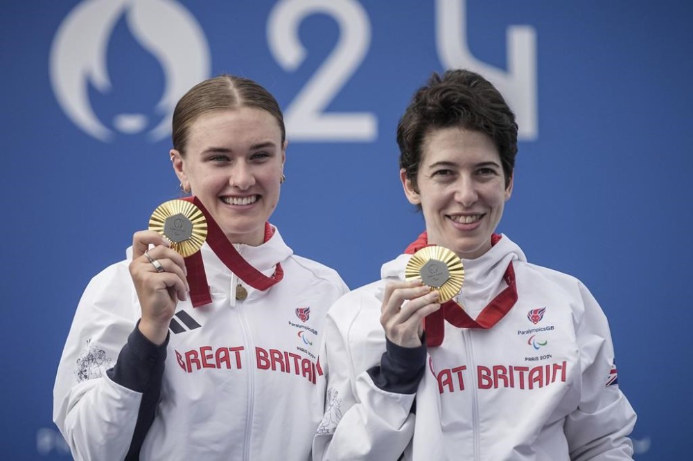 Great Britain's Sophie Unwin, right, and her pilot Jenny Holl pose with their gold medals after winning the Women's B Road Race during the 2024 Paralympics, Friday, Sept. 6, 2024, in Clichy-sous-Bois, France. (AP Photo/Aurelien Morissard)