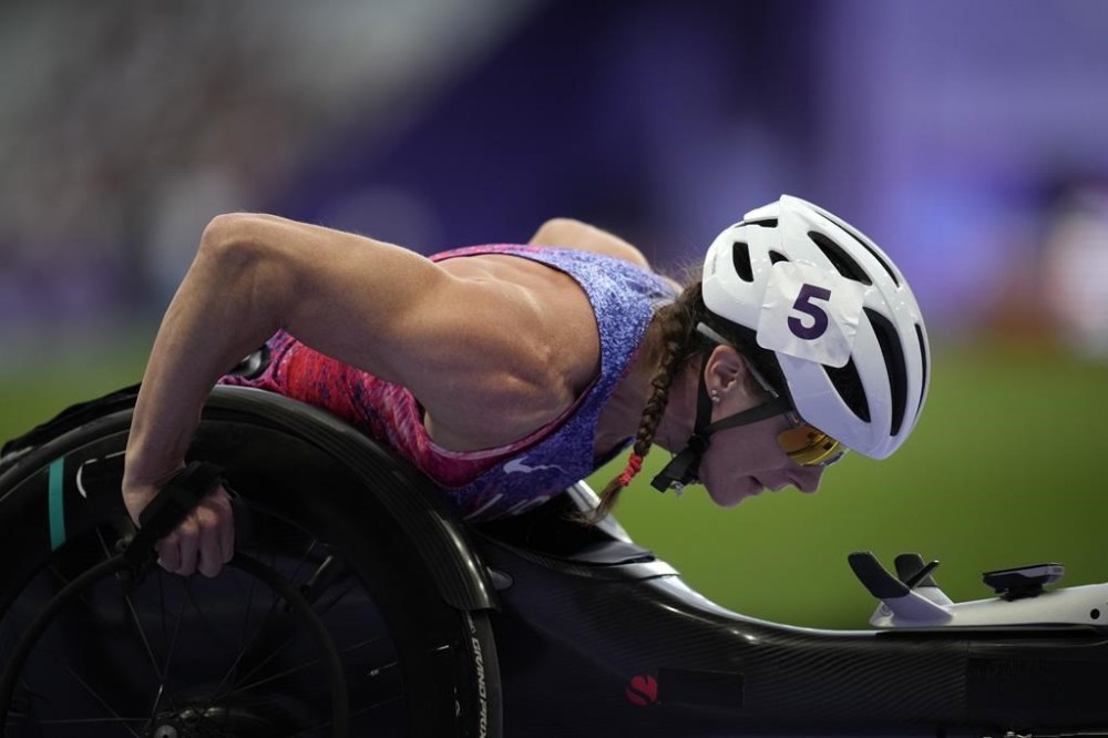 Tatyana McFadden of the US competes during women's 800 m. T54 final at the 2024 Paralympics, Sunday, Sept. 1, 2024, in Paris, France. (AP Photo/Christophe Ena)