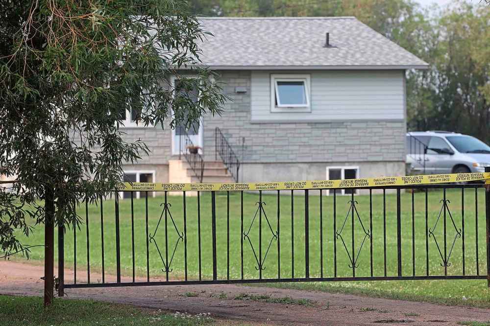 TIM SMITH / THE BRANDON SUN
RCMP investigate a triple homicide at a rural home a few kilometres southeast of McCreary, Manitoba on Friday evening. (Tim Smith/The Brandon Sun)