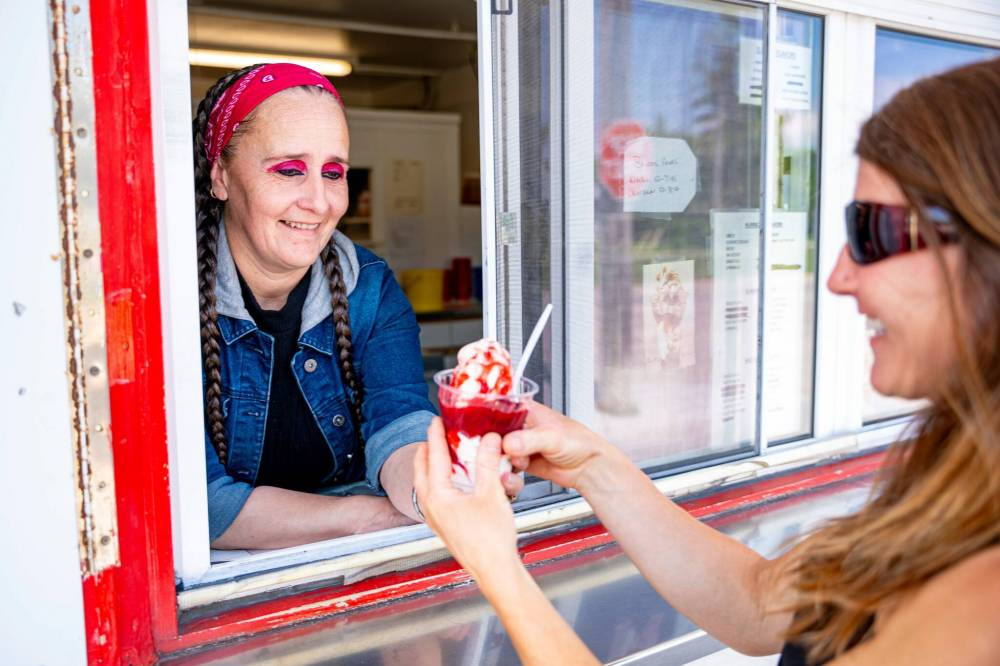 NIC ADAM / FREE PRESS Tessa Galbichka, manager at Brian’s, serves a strawberry sundae.