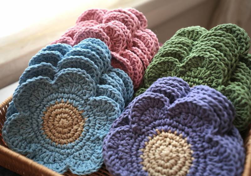 Kaylon Mullen’s crocheted flowers (Ruth Bonneville / Free Press)