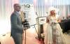Ruth Bonneville / Free Press
                                Winnipeg Mayor Scott Gillingham holds the Queens Trophy on Friday while Assiniboia Downs Derby Belle Francine Fournier looks on following the draw for Monday&rsquo;s big race.
