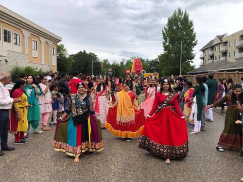JOHN LONGHURST / FREE PRESS
                                Dancers (from left) Payal Pardasani, Angel Sharma and Ikankshi Prabhakar prepare to lead the Festival of Chariots procession organized by the local chapter of the International Society for Krishna Consciousness (ISKCON).