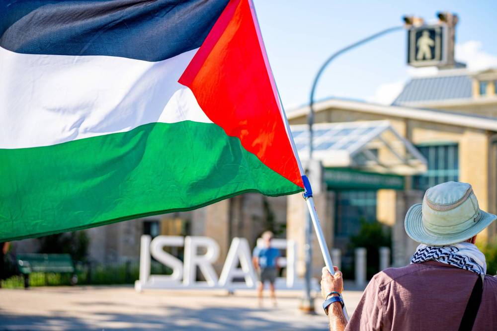 NIC ADAM / FREE PRESS
Protesters for Palestine demonstrate across the street from the Israel Folklorama pavilion at the Asper Jewish Community Campus Wednesday.