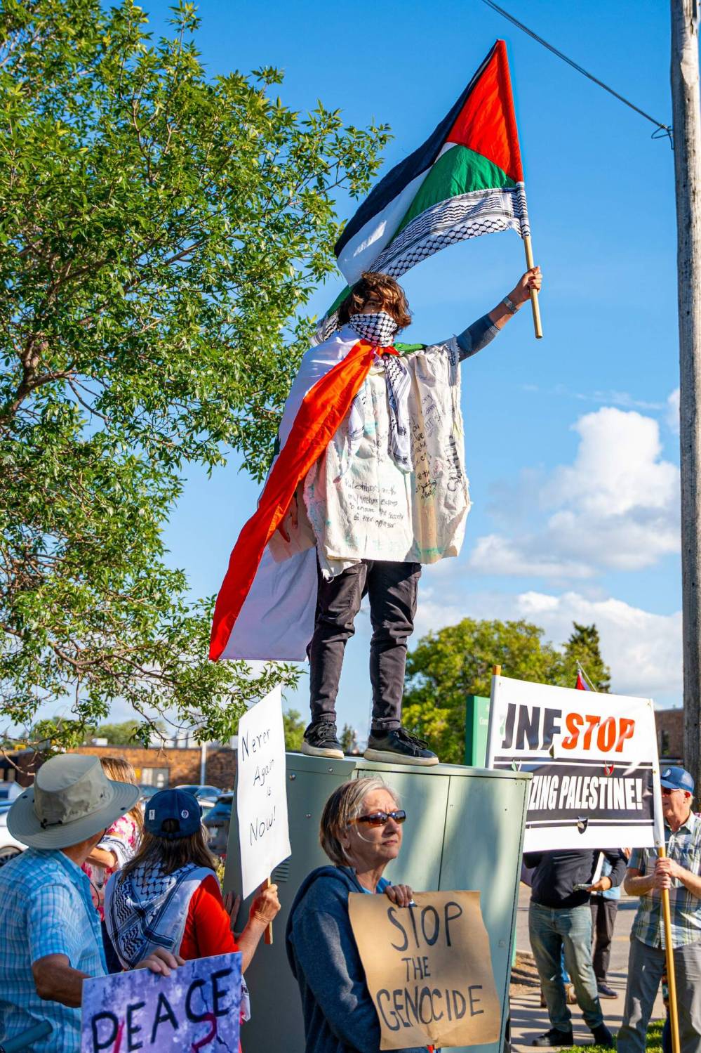 NIC ADAM / FREE PRESS
Hussein Choker (above) and other protesters for Palestine demonstrate across the street from the Israel Folklorama pavilion at the Asper Jewish Community Campus Wednesday.
