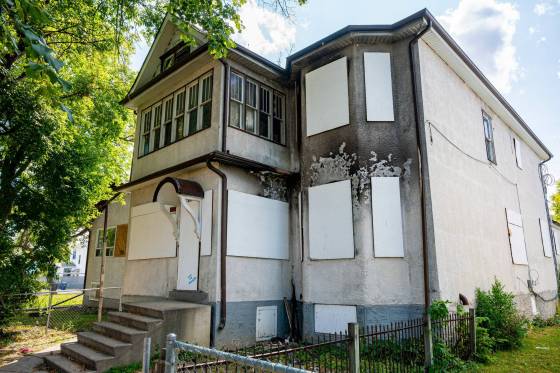 The house at 362 Manitoba Ave. has been vacant since March 27, after the first of the four recent fires broke out. (Nic Adam / Free Press)