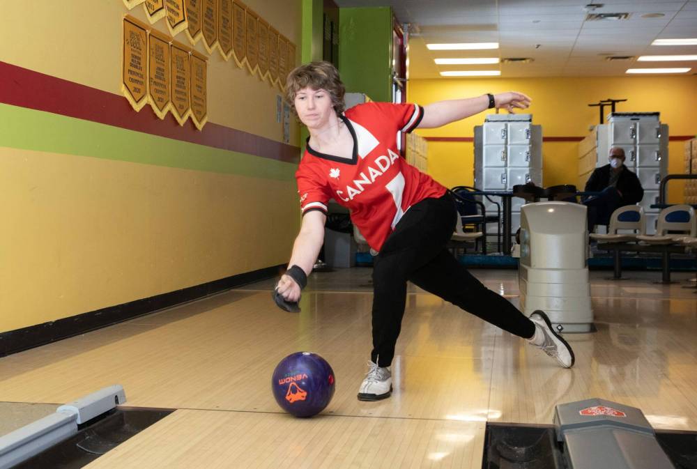 JESSICA LEE / FREE PRESS files
Marissa Naylor isn’t intimidated by the venue or the competition at the Pan Am Tenpin Championships in Reno, Nev.