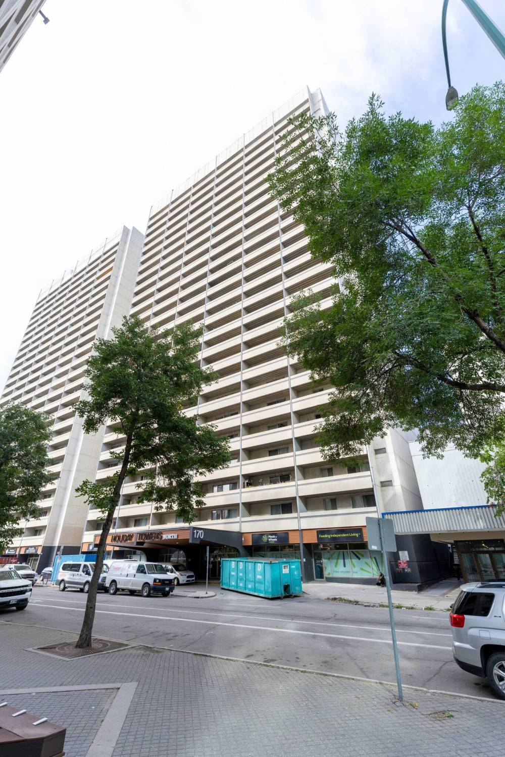 MIKE DEAL / FREE PRESS
                                Residents at the Holiday Towers apartment building at 170 Hargrave Street were evacuated Monday morning owing to flooding.
