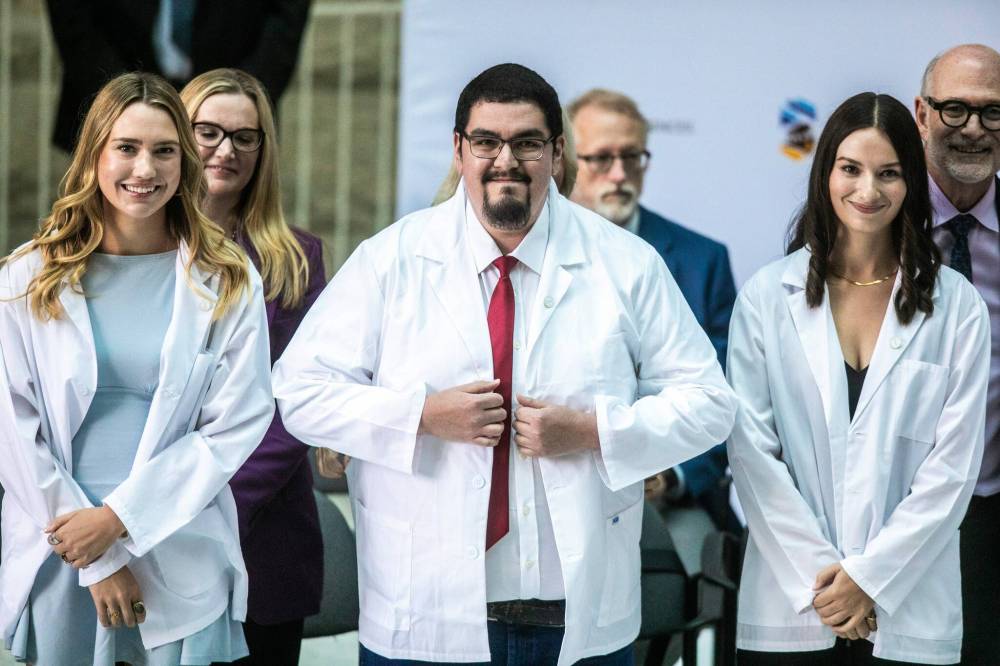 MIKAELA MACKENZIE / FREE PRESS
Kelsey West dons his first white coat.