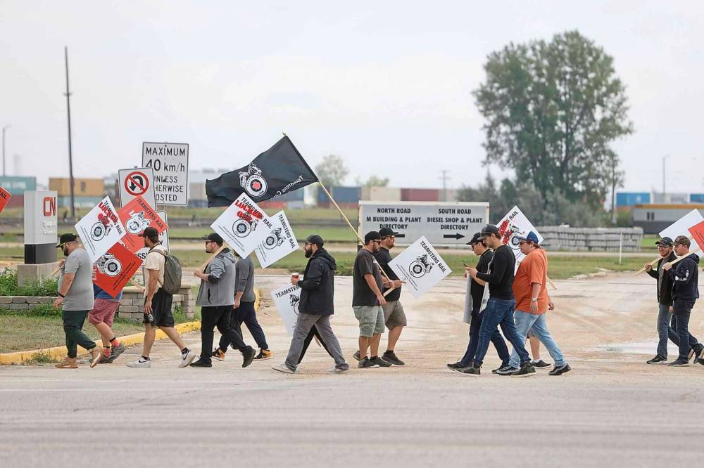 MIKE DEAL / FREE PRESS
Locked-out employees took up the picket line at CN’s Symington Yards in Winnipeg starting Thursday morning.
