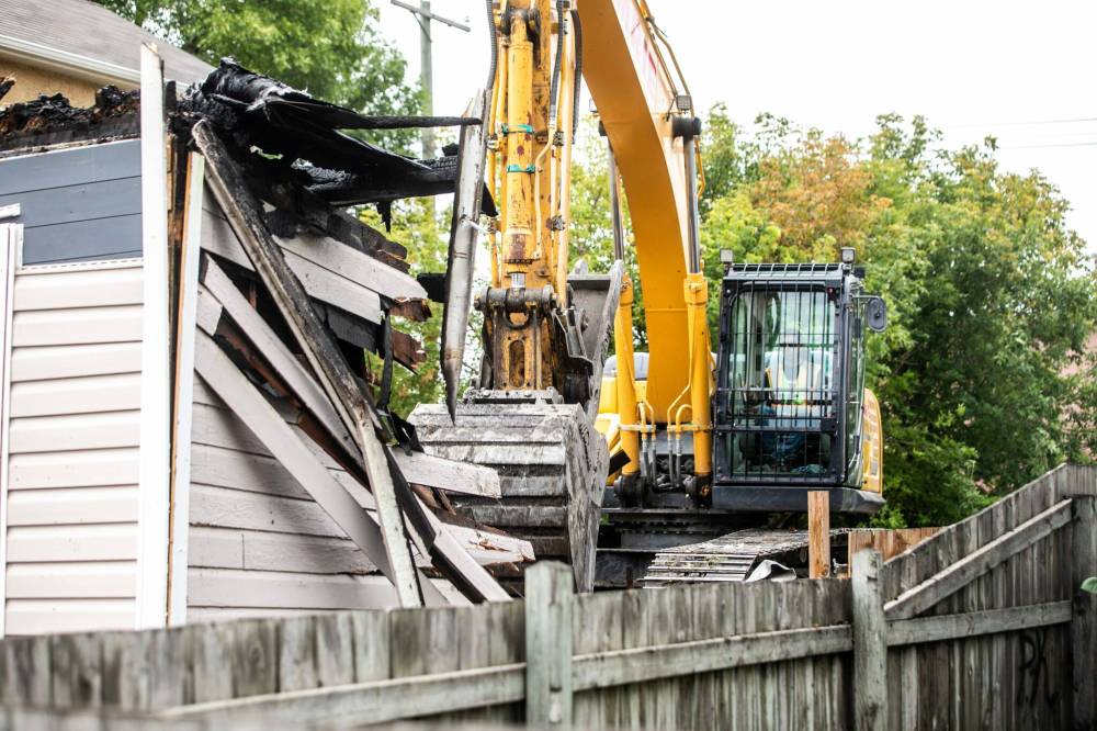 MIKAELA MACKENZIE / WINNIPEG FREE PRESS
A vacant home at 558 Pritchard Ave. that caught fire early Thursday morning, is demolished by the city later the same day.