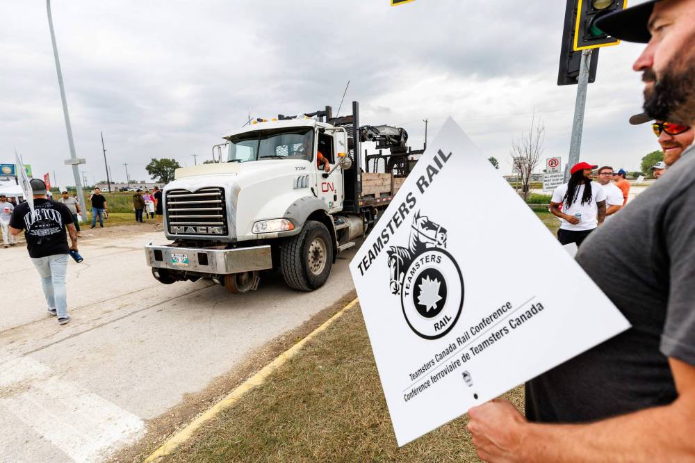 MIKE DEAL / FREE PRESS
Train conductors and engineers took to picket lines Thursday across Winnipeg on the first day of the largest railway lockout in Canadian history. CN and CPKC shut down Canada’s freight rail network after contract negotiations with the Teamsters Union broke down.