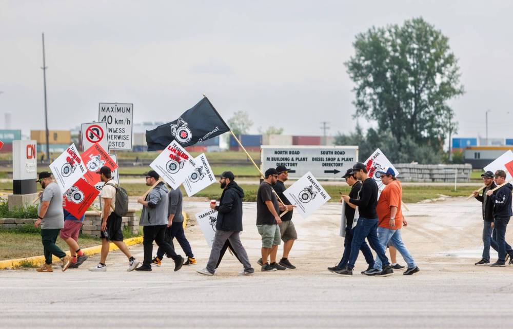 MIKE DEAL / FREE PRESS FILES
Members of the Teamsters Canada Rail Conference union picket outside Symington Yard Thursday. The union filed a 72-hour strike notice against CN Rail Friday.