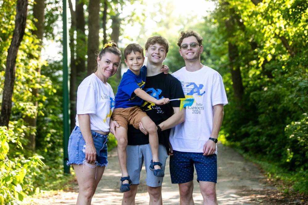 MIKAELA MACKENZIE / FREE PRESS
Olesia (left), Danylo (six), Bohdan (17), and Nazariy Chychkevych. Nazariy organized the Ukrainian Unity Run at The Forks Saturday to raise money for the 12th Azov Special Forces Brigad.