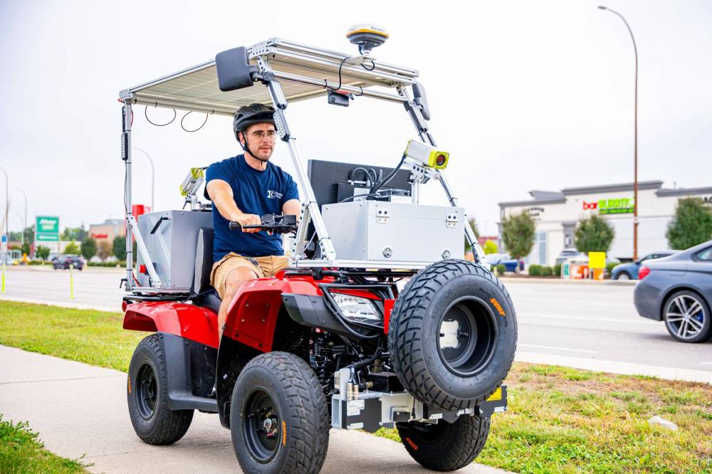 NIC ADAM / FREE PRESS
Field tech Kenneth Morrison drives one of the city’s new sidewalk surface testing vehicles next to Pembina Highway on Friday.