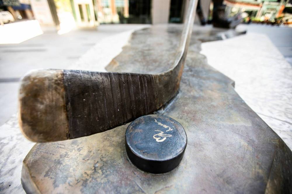 MIKAELA MACKENZIE / FREE PRESS
The Dale Hawerchuk statue at True North Square was vandalized over the weekend, but city police said the incident has not been reported to them.