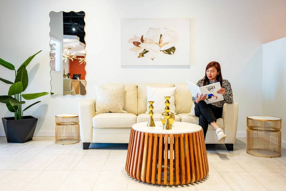 NIC ADAM
Almond Nail Bar franchise operations
manager Margie Pujante in the waiting area
of the company’s flagship store in St. Vital.