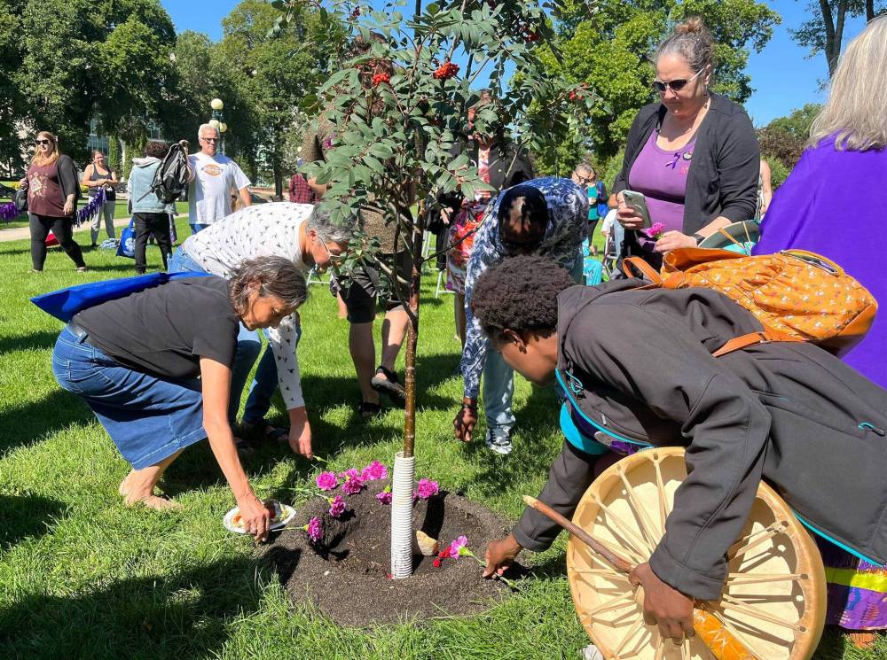 MALAK ABAS / FREE PRESS
Carnations helped mark the unveiling of a showy mountain ash tree planted on the northwest site of the legislature in remembrance of people who have died or had their lives impacted by a drug overdose or poisoning.