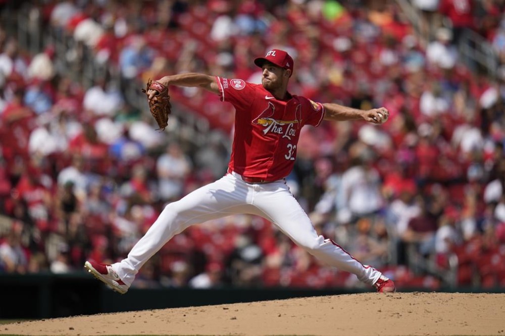 St. Louis Cardinals pitcher Steven Matz throws during the fourth inning of a baseball against the Seattle Mariners game Sunday, Sept. 8, 2024, in St. Louis. (AP Photo/Jeff Roberson)