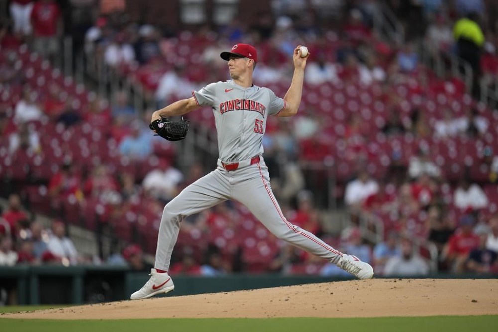 Cincinnati Reds starting pitcher Brandon Williamson throws during the first inning of a baseball game against the St. Louis Cardinals Wednesday, Sept. 11, 2024, in St. Louis. (AP Photo/Jeff Roberson)