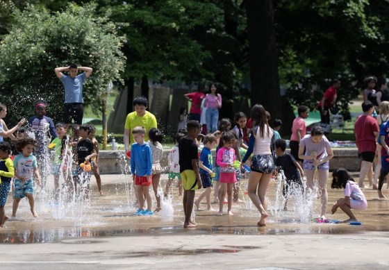 People try to beat the 30 C heat in Montreal in June. (Ryan Remiorz / The Canadian Press files)