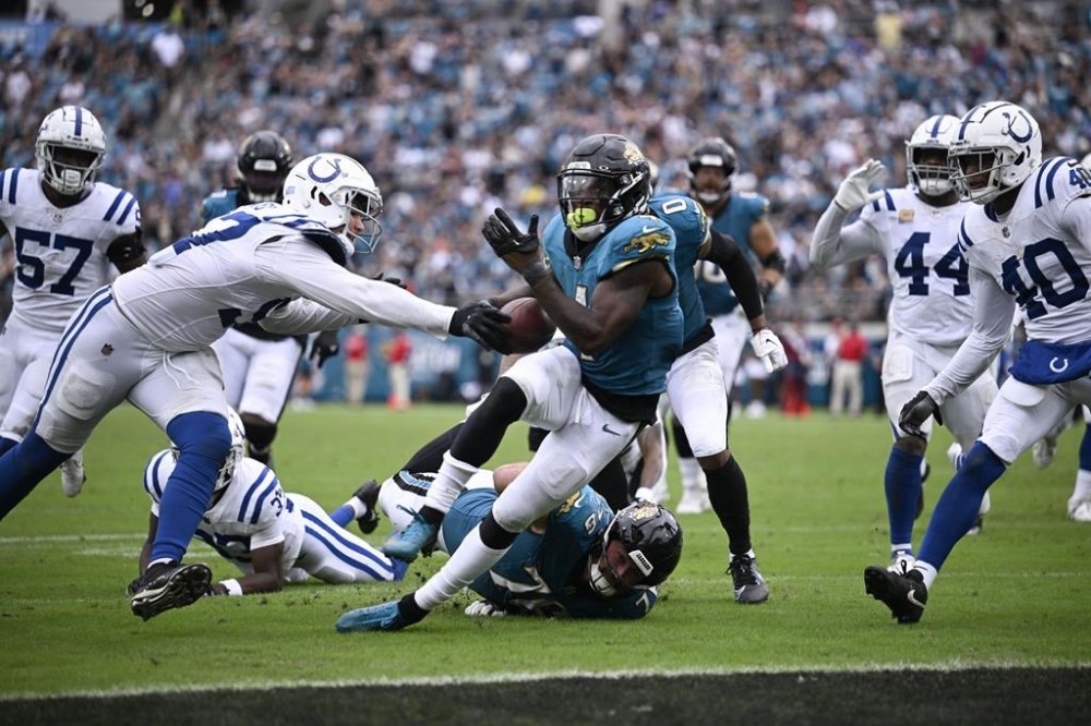 Lawrence comes up big on his birthday and leads the Jags to their 1st win,  37-34 over the Colts – Winnipeg Free Press
