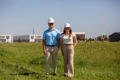 BROOK JONES / FREE PRESS
                                Stephen Kleysen (right), 27, who is the vice-president of T2K Enterprises Ltd., and Shannon Kleysen, 27, who is the director of administration of T2K Enterprises are pictured in their McGillivrary Business Park in Oak Bluff, Man.,