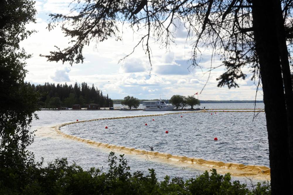 TIM SMITH / THE BRANDON SUN FILES
About four weeks ago, a gap formed in the curtain that is intended to contain zebra mussels.