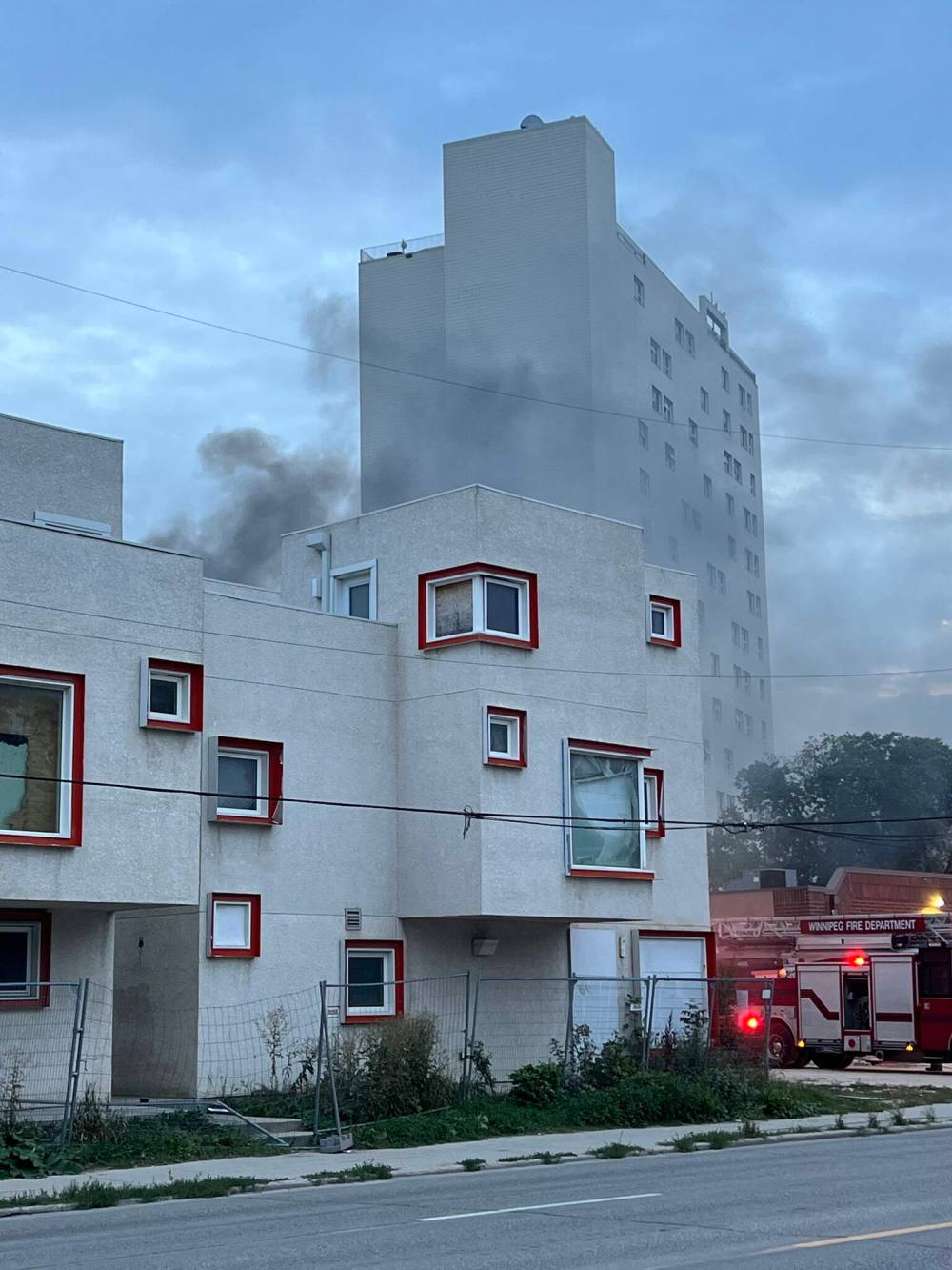 Wendy Sawatzky / Free Press
Multiple fire units raced to Centre Village at 575 Balmoral St. Wednesday evening.