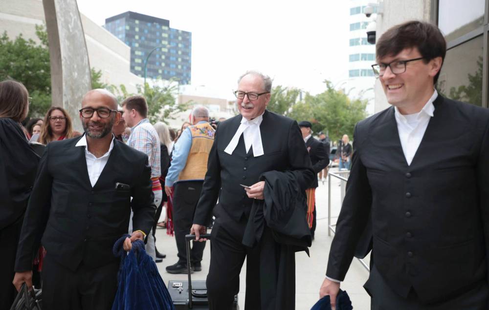 Ruth Bonneville / Free Press
Courts CFS Metis Murray Trachtenberg (centre) and affiliates with the MMF Legal Counsel, are all smiles as they prepare to enter the Law Courts building with MMF members in advance of CFS settlement proceedings Thursday.
