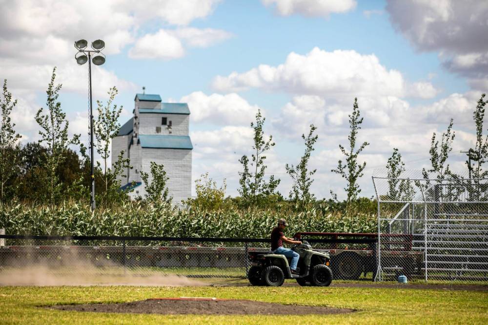 MIKAELA MACKENZIE / FREE PRESS
Jace Guilford
drags the infield
at the Field of
Dreams-style
baseball diamond
near Clearwater
on Thursday.