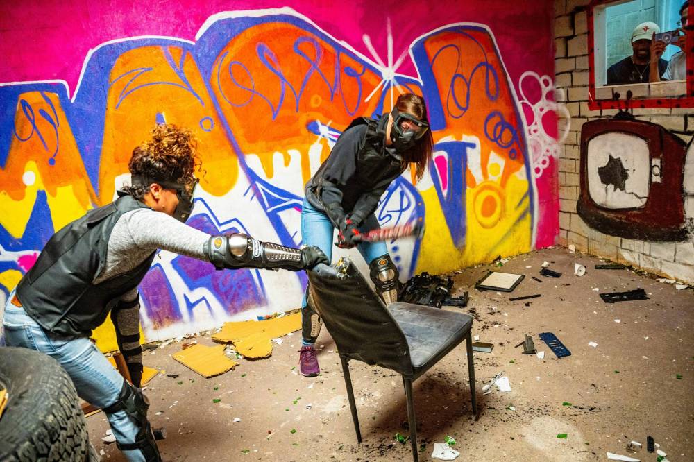 NIC ADAM / FREE PRESS
Kailey Faith (centre) and Alejandra Hurtado, Unleashed Rage Rooms’ first two official customers, breaks everything from beer bottles to printers in Unleashed’s Jason (the shining) room.