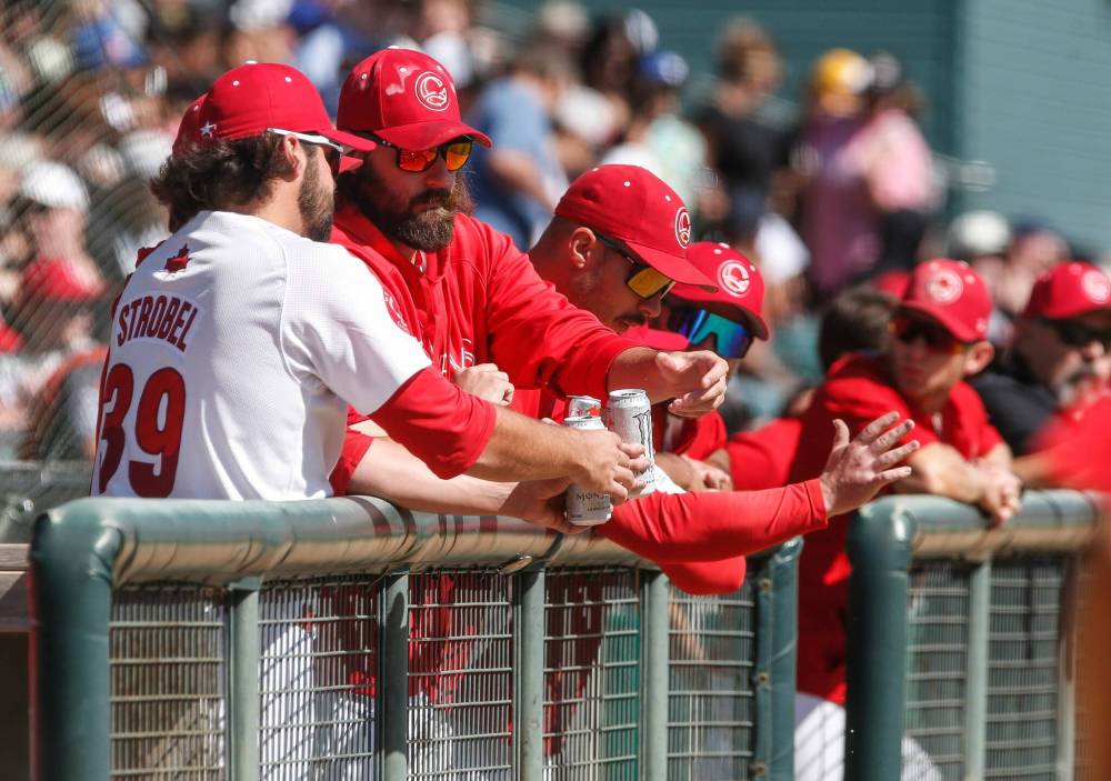 JOHN WOODS / FREE PRESS files
Winnipeg Goldeyes’ Tasker Strobel (39) and other Goldeyes “cheer” to a good season as they open their final game of the season against the Lincoln Saltdogs in Winnipeg September 2.