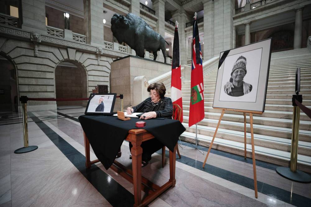 RUTH BONNEVILLE / FREE PRESS
Lt.-Gov. Anita Neville was the first to sign the book of condolences for the late grand chief Cathy Merrick at the legislature Tuesday.