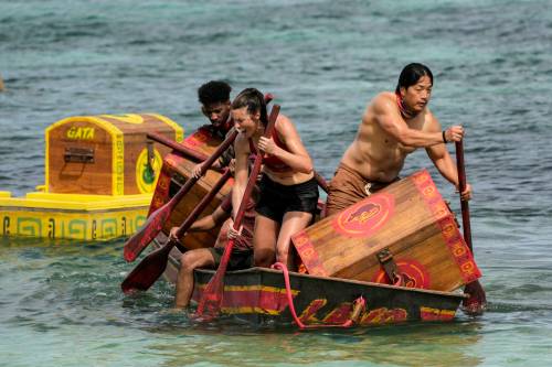 ROBERT VOETS / CBS
                                Winnipegger Genevieve Mushaluk (centre) is one of 18 Survivors set down in Fiji to outwit, outlast and outplay to win US$1 million.