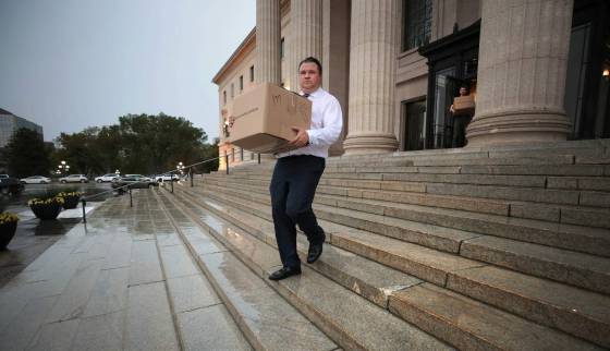 MLA Mark Wasyliw walks out of the Legislative Building with boxes Monday afternoon after being removed from the NDP caucus. (Ruth Bonneville / Free Press)