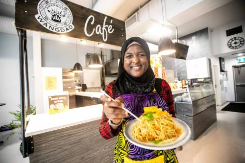 MIKAELA MACKENZIE / WINNIPEG FREE PRESS
                                Ganiyat Oyesomi-Daibu has become well versed in cooking Chinese food.