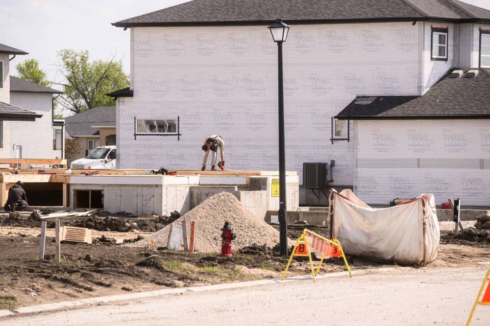 Mike Sudoma/Free Press Files
A construction worker frames a home in a new subdivision. A recent City of Winnipeg report notes 7,603 housing units were approved between Dec. 5, 2023 and Sept. 4, 2024.